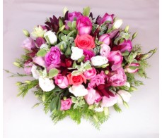 T4 DEEP PINK ROSES WITH MATCHING FLOWERS TABLE DISPLAY